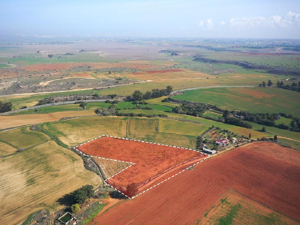 Field-Avgorou-PR13820