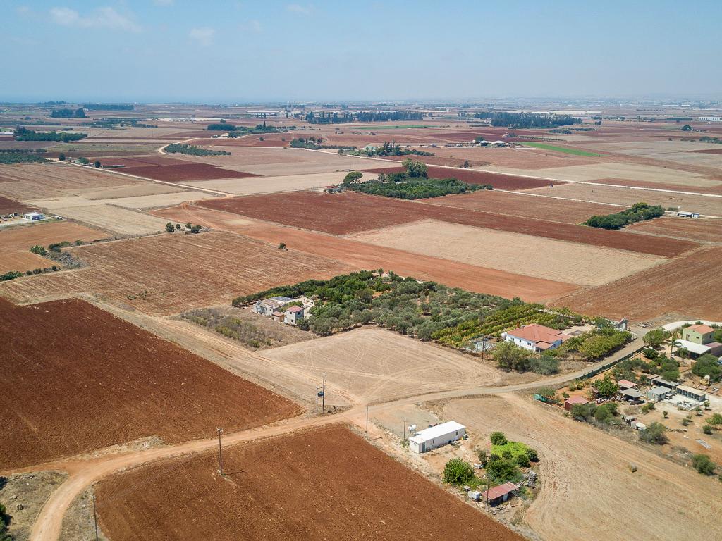 Field-Avgorou-PR40876