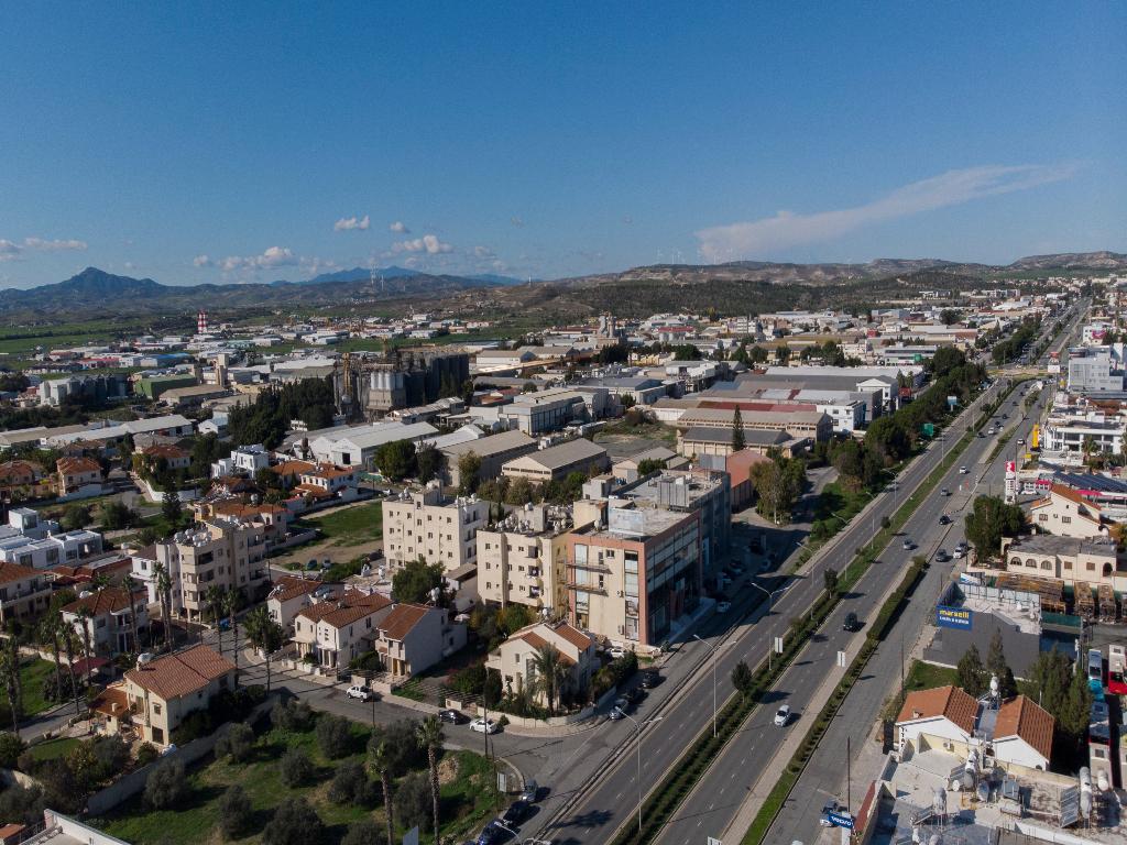 Εμπορικό κτίριο - Αραδίππου, Λάρνακα