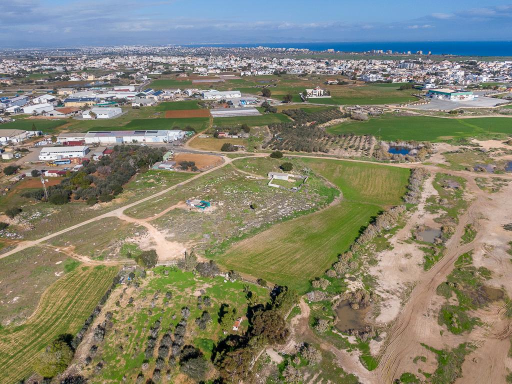 &Chi;&omega;&rho;ά&phi;&iota; (&Mu;&epsilon;&rho;ί&delta;&iota;&omicron;) - &Delta;&epsilon;&rho;ύ&nu;&epsilon;&iota;&alpha;, &Alpha;&mu;&mu;ό&chi;&omega;&sigma;&tau;&omicron;&sigmaf;