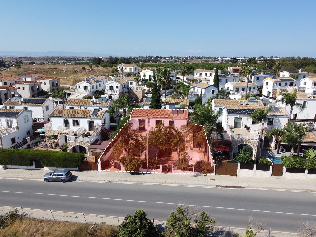 &Kappa;&alpha;&tau;&omicron;&iota;&kappa;ί&alpha; (&Mu;&epsilon;&rho;ί&delta;&iota;&omicron;) - Vrysoulles Gardens &ndash; &Alpha;&chi;&epsilon;&rho;ί&tau;&omicron;&upsilon;, &Alpha;&mu;&mu;ό&chi;&omega;&sigma;&tau;&omicron;&sigmaf;